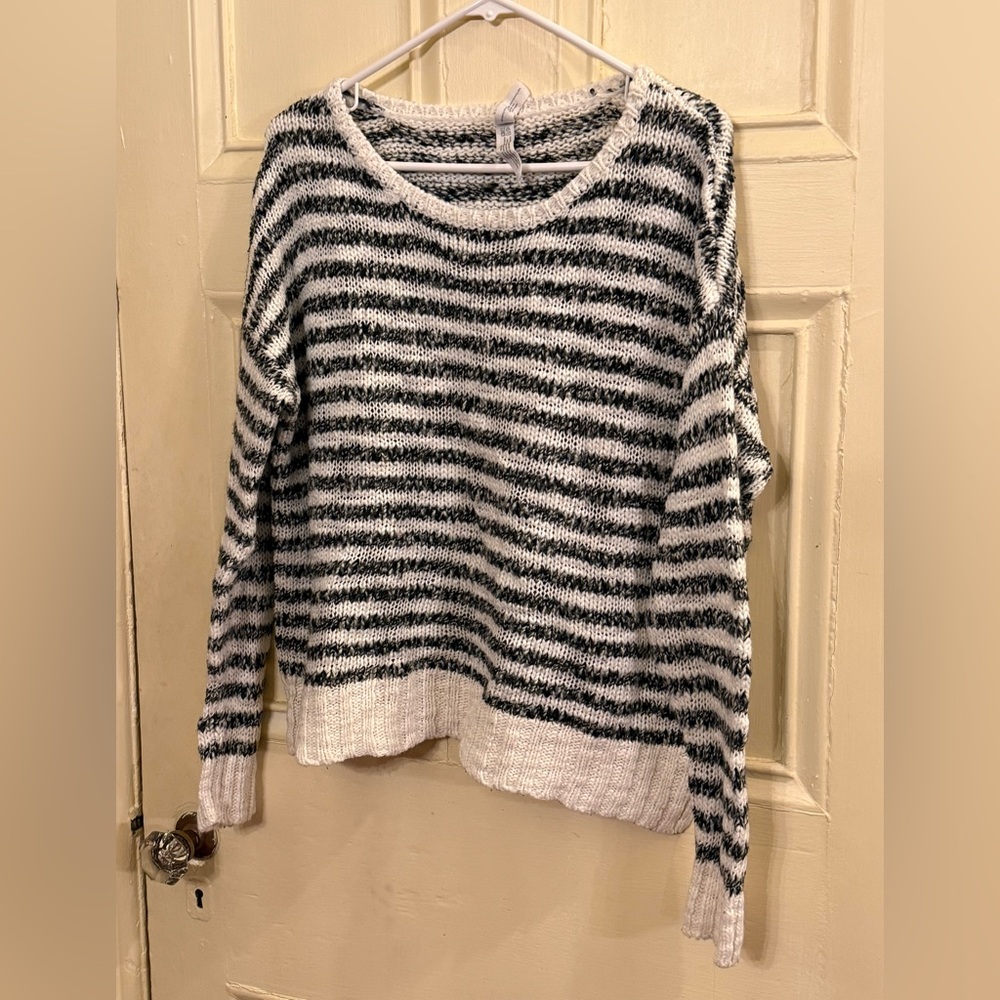 DONATING Thurs 8/6 • VGUC women’s sweater Aeropostale large black white